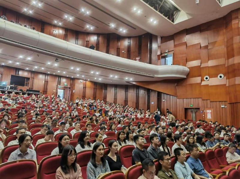 5月31日下午，花地街道开展“忆初心、强党性、守纪律”教育活动，组织街道机关、各社区、经济联社、“三新”企业党组织党员代表近70人，前往广东艺术剧院观看了反腐题材话剧《痕迹》，引导党员干部在党纪学习教育中不断筑牢廉洁自律“堤坝”A.png