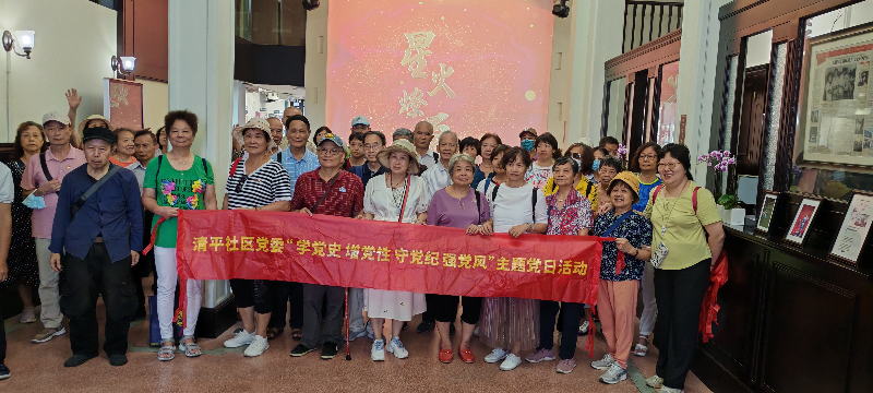主题党日活动全员合影留念.jpg