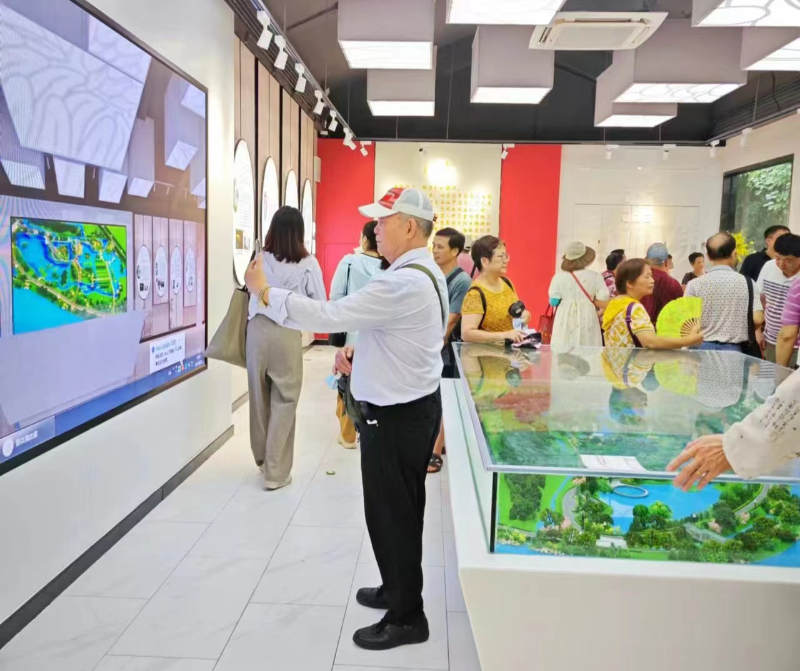参观海珠湿地海廉展馆.jpg