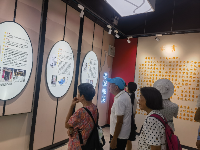 参观海廉展馆.jpg