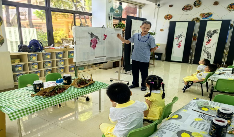 （图：军休干部向孩子们传授绘画技法）4.png