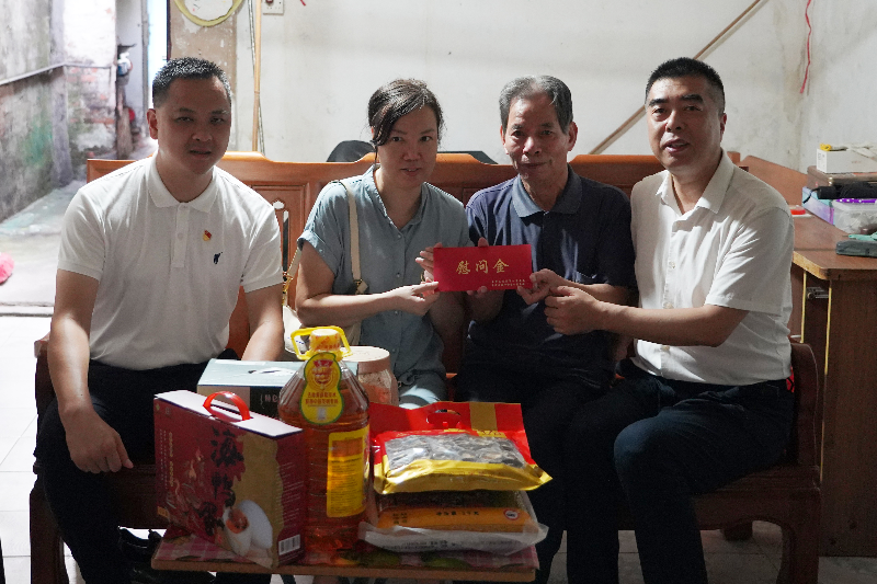 走访石围塘街低保低收.JPG