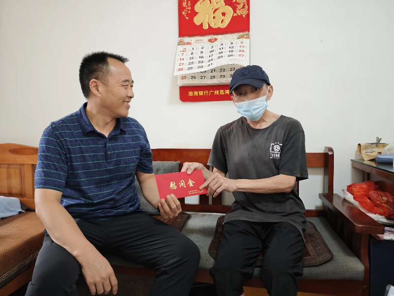 走访慰问彩虹街道低保低收退役军人.jpg