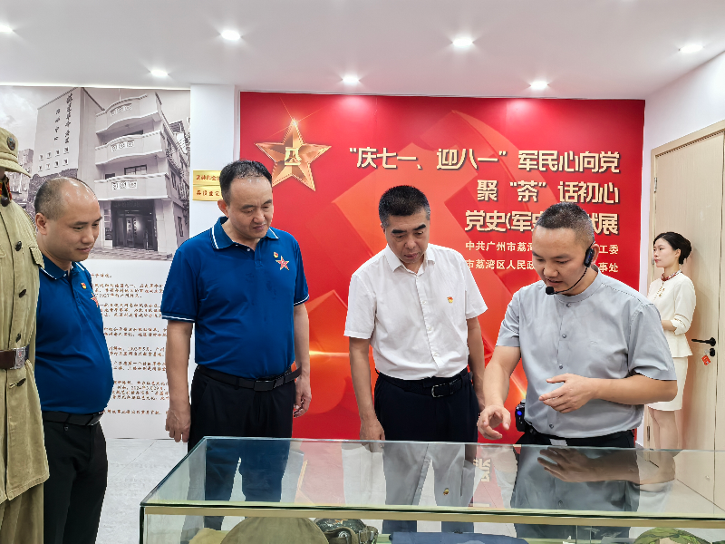 讲解员介绍展品.jpg