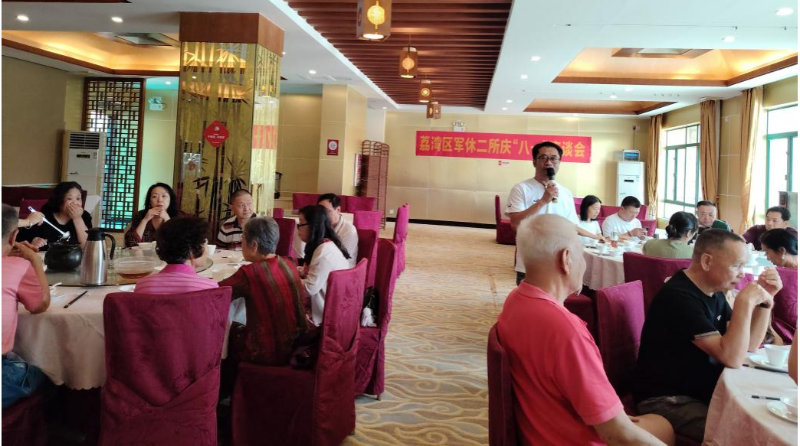 （图：开展庆“八一”座谈会）.png