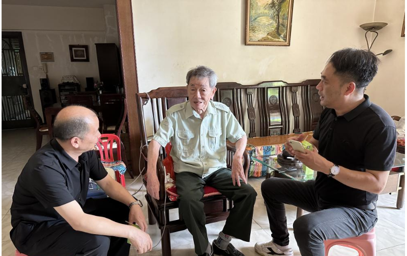 （图：所领导上门走访慰问军休干部）.png