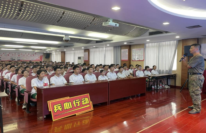 （图：杨玉宝同志向新生们作红色宣讲）4.png