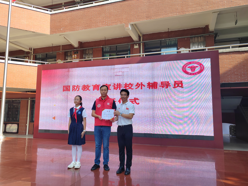 中南街：开展“国防教育进校园，爱国情怀心中燃”校园宣讲活动（组图1）.png