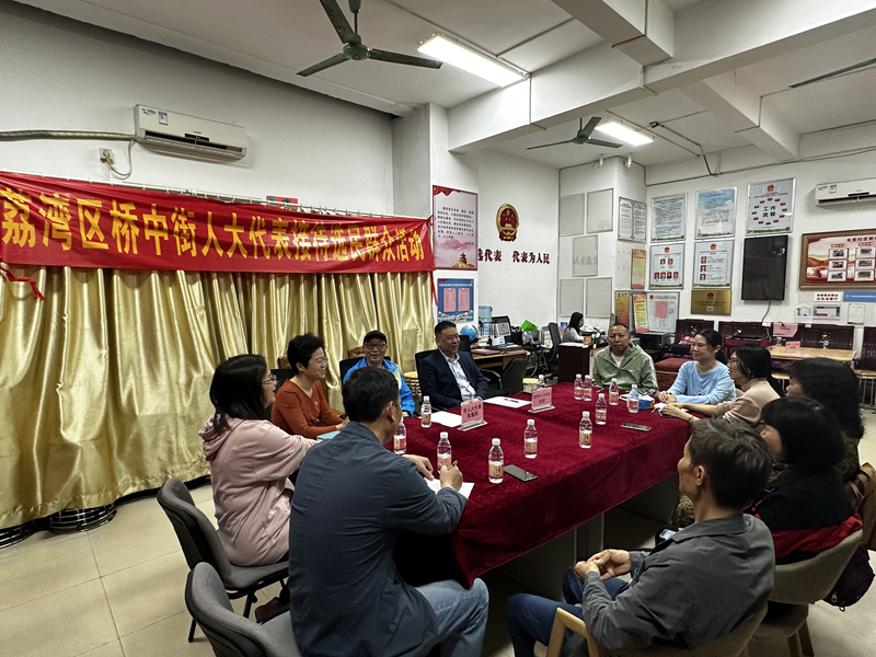 图4 人大代表参与专题座谈会.jpg