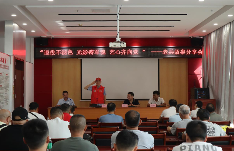 （图：华林街“荣誉指导员”刘大海分享军旅故事）3.png
