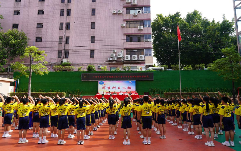 （图：学生进行军事科目汇报）.png