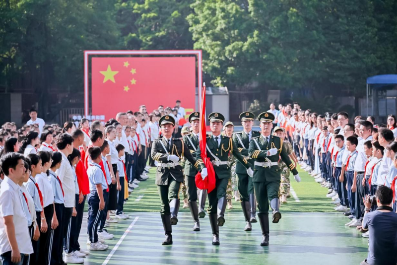 中南街：举行庆祝中华人民共和国成立75周年社区升旗仪式（组图1）.png