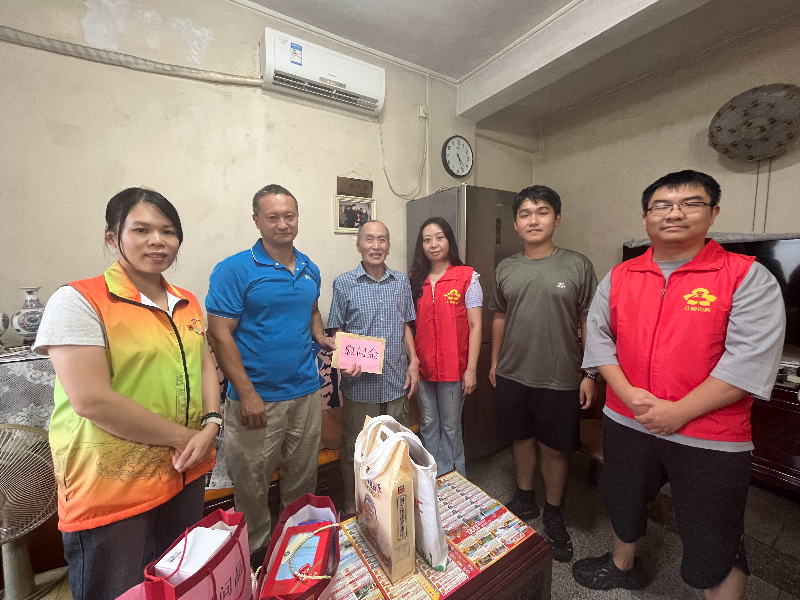 白鹤洞街道向烈士遗属送上慰问品及慰问金.jpg