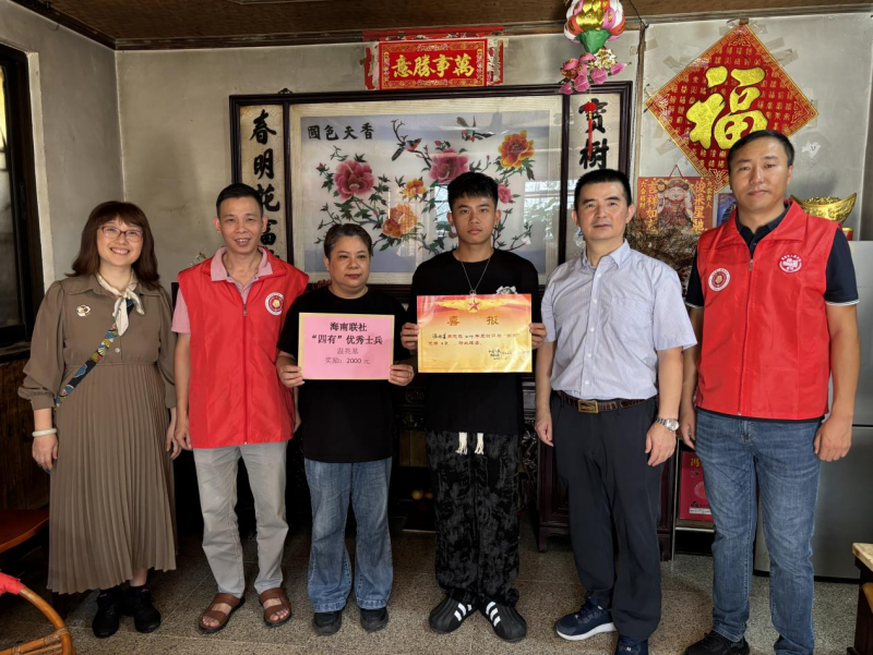 中南街：送喜报、挂光荣牌 尊崇情暖军人军属（组图1）.png