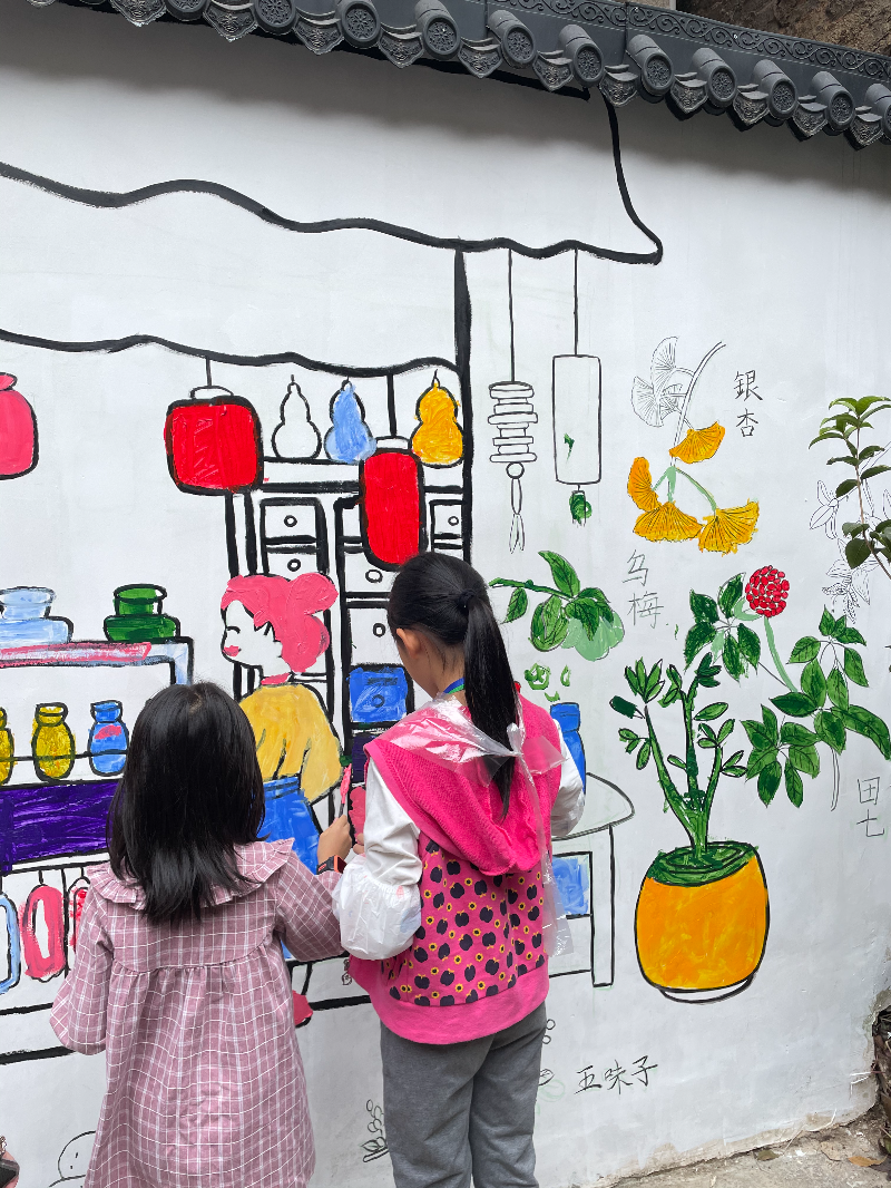 图：未成年人彩绘岭南街中草药主题墙画.jpg