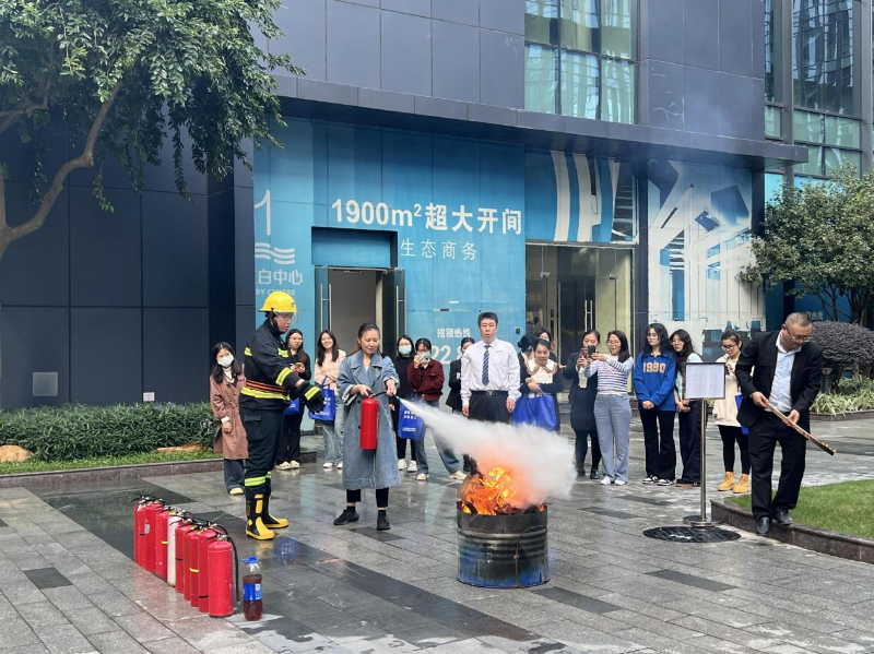 11月22日下午，花地街道办事处、花地派出所、消防救援大队、水上消防救援站、荔湾中心医院联合立白凯晟安委会、富凯实业、展泽物业等企业在立白中心中庭广场举办2024年度消防宣传月以及消防疏散演练活动，花地街道党工委书记甘伟俊、综合行政执法队队长陈金应参加本次活动C.png
