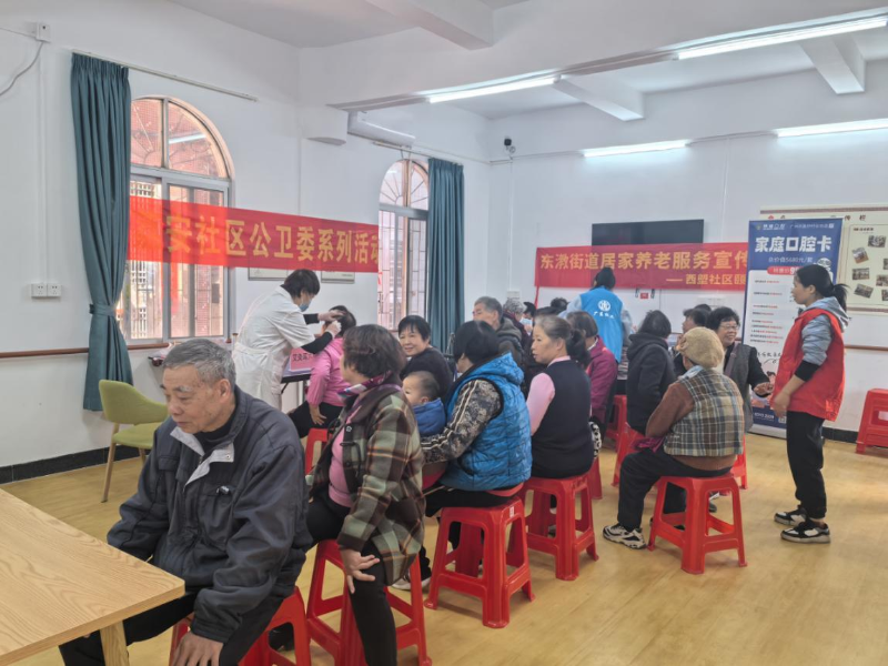 活动现场社卫医生为居民贴耳穴压豆.png
