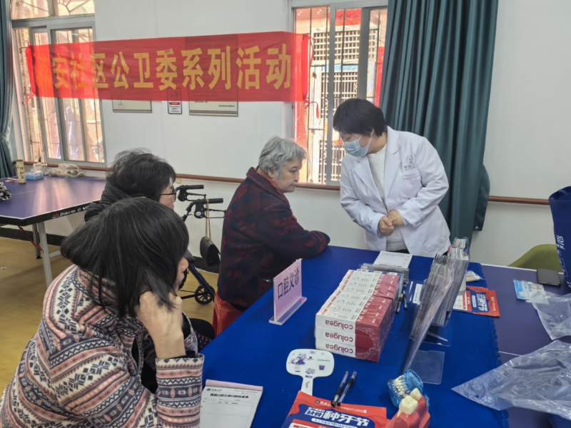 活动现场社卫医生为居民提供健康指导和建议.png