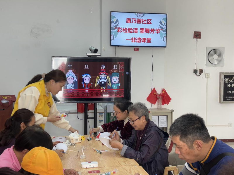 授课老师向长者介绍中国传统戏曲脸谱的起源、发展、分类及寓意等基本知识.png