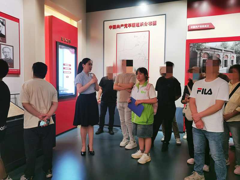 （图：社矫对象认真倾听讲解员讲解历史）.png