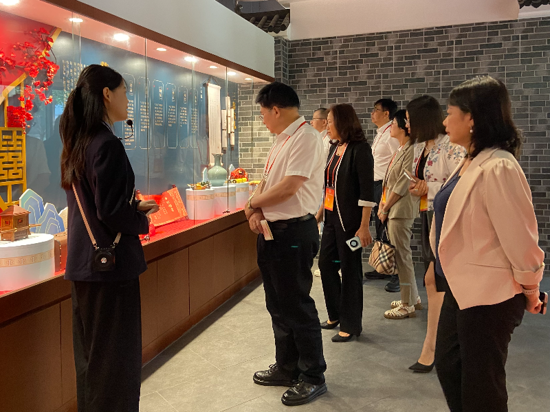 图：调研组参观威廉希尔中国
婚俗文化馆.jpg