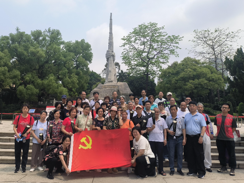 图：社区党员在烈士陵园广州起义纪念碑前合影.jpg