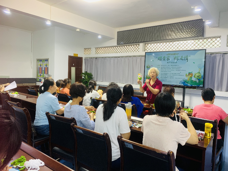 西关婆婆讲解粽子挂饰制作步骤.png
