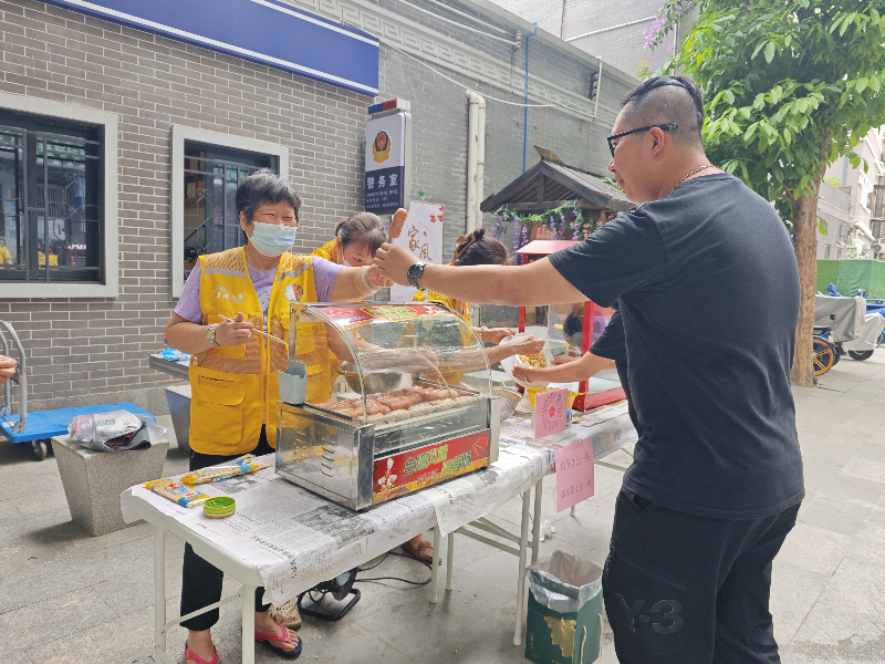 居民踊跃购买义卖物品.png