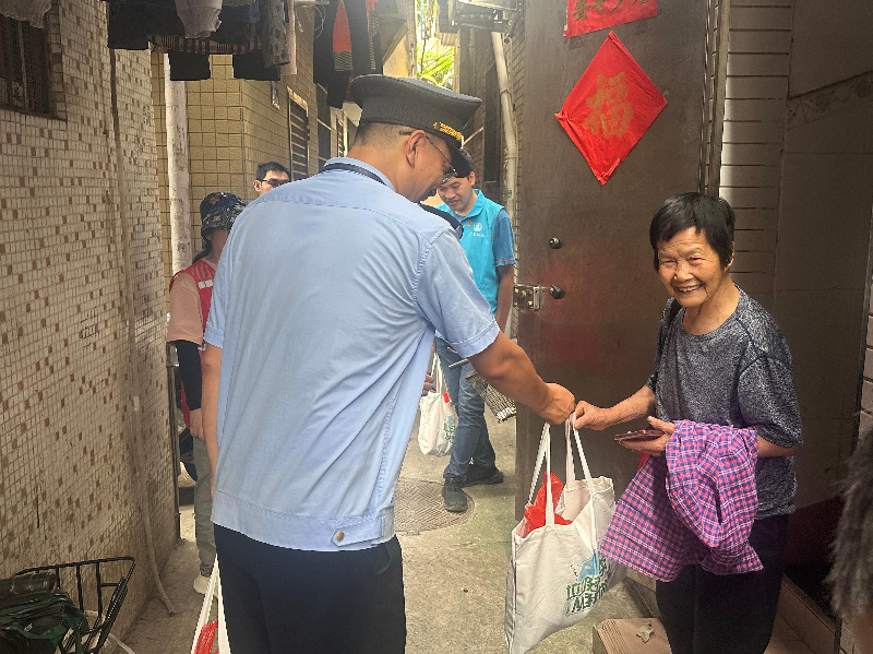 工作人员为居民发放预防登革热宣传袋2(1).jpg