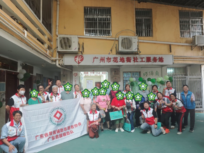 图片1特殊家庭与志愿者合影留念.jpg