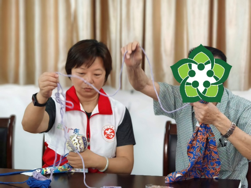 图片3志愿者与参与者默契合力制作艾锤.png