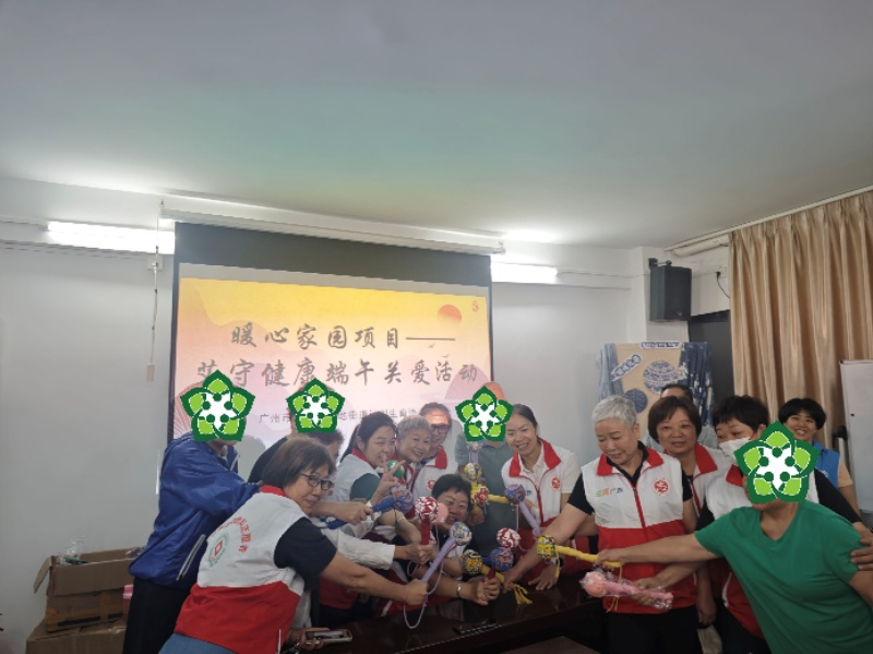 图片5特殊家庭与志愿者们其乐融融.jpg