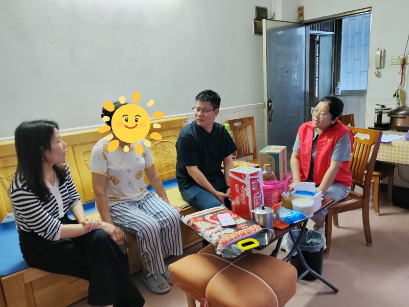 图：工作人员与特扶人员亲切交谈.jpg