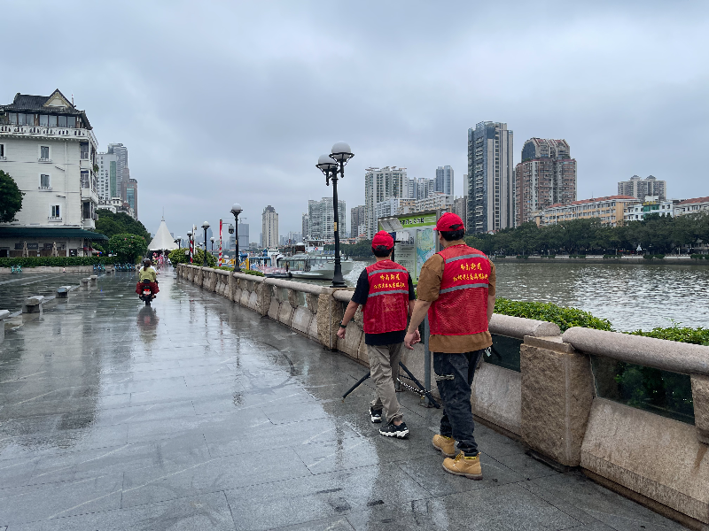 图：“红棉老兵”志愿者沿着河岸仔细查看.jpg