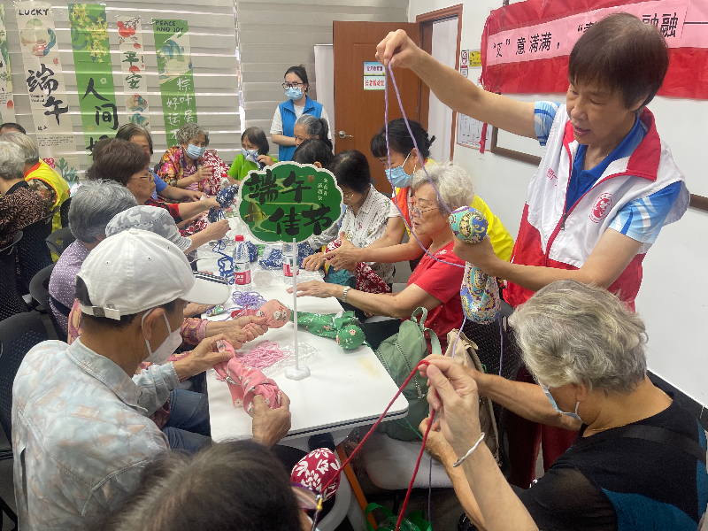 图一：志愿者向居民示范制作养生锤.jpg
