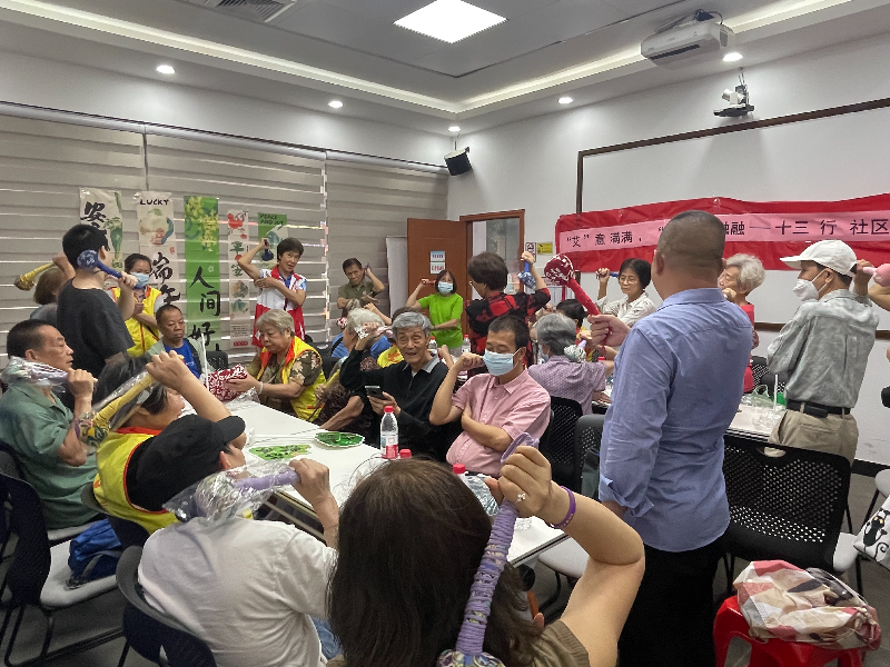 志愿者带领居民学习“养生拍拍操”.jpg