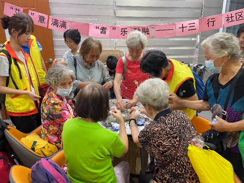 图三：居民们动手制作香囊.jpg