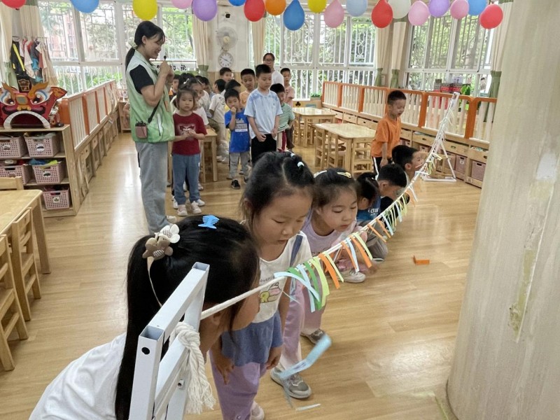 图：“勇气加油站”环节，孩子们将写有担忧的纸条用力吹散，用行动告别焦虑.jpg