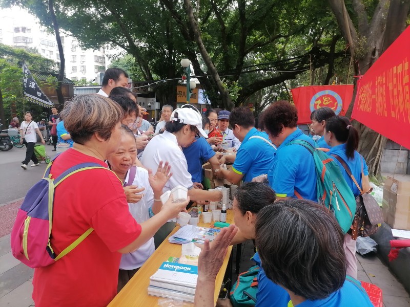 居民体验咖啡渣循环利用.jpg