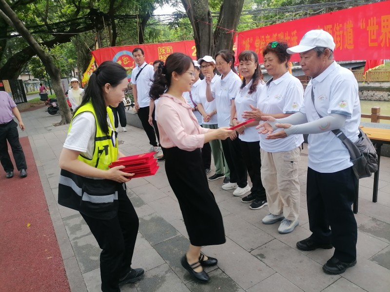 街道办事处主任陈芳为“乐行驷马涌”志愿服务队代表颁发荣誉证书.jpg