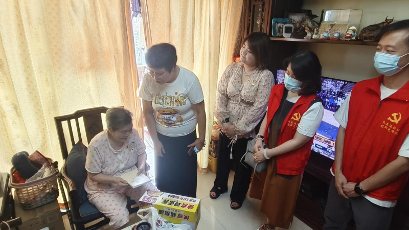 居委会工作人员与志愿者慰问辖内老人.png