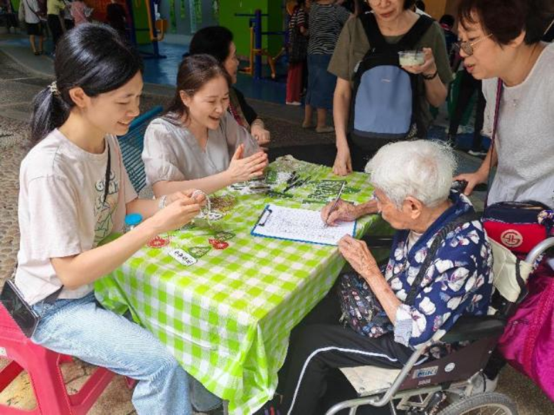 社区老人积极参与游园活动.png