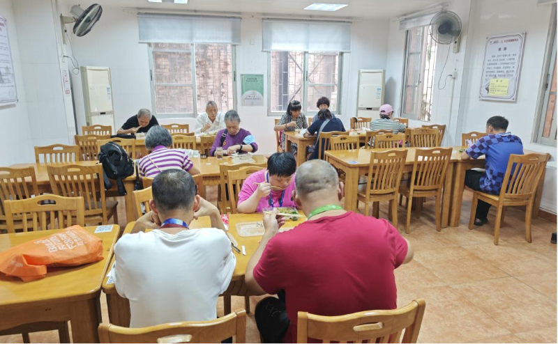 图：居民现场试餐.png