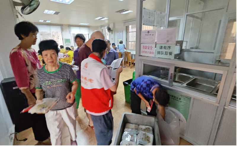 图：居民排队领取试餐.png