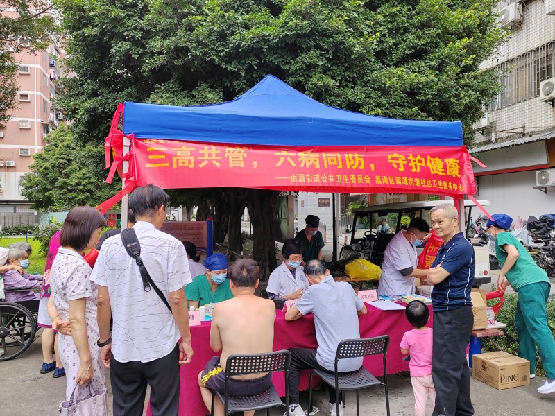（图：医护人员为居民检测血糖和血压）.jpg