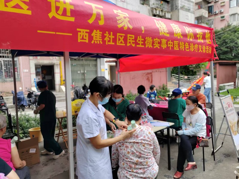 （图：医护人员为居民做雷火灸）.jpg