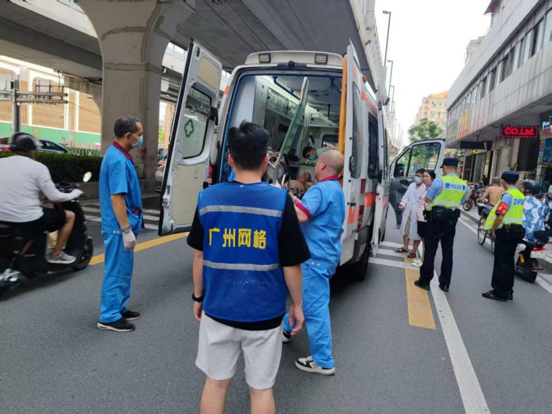 （图：网格员将平安老人送上救护车） .png