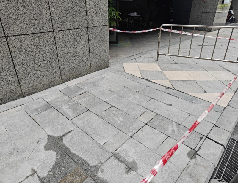 （图：地面瓷砖修复完成，通道恢复畅通）.png