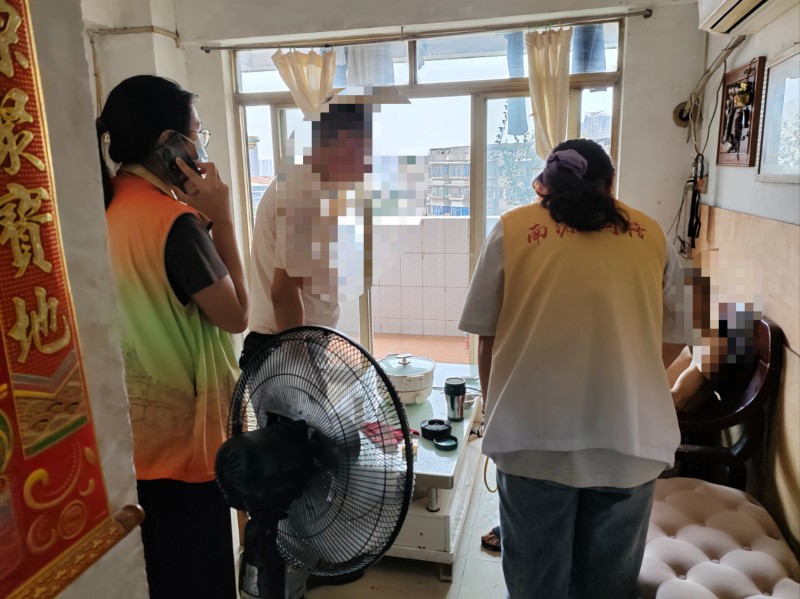 （图：网格员了解徐伯身体情况）.jpg
