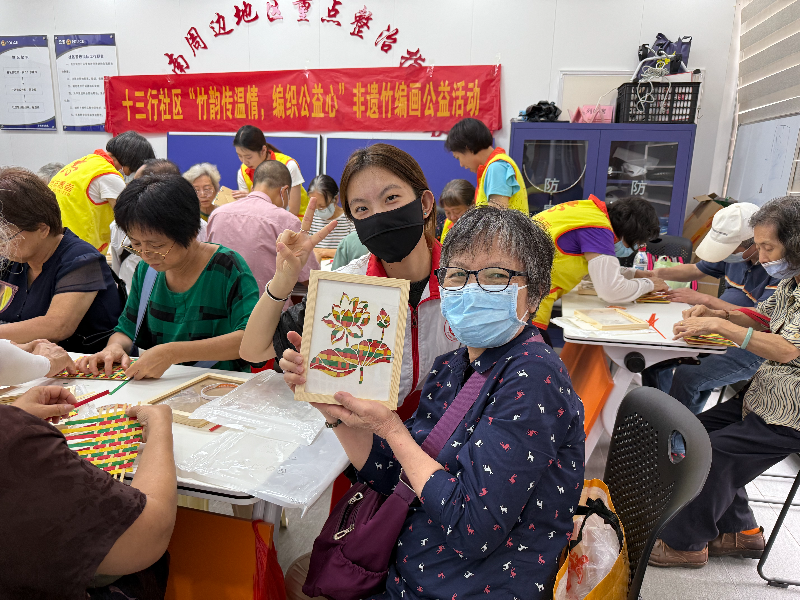 图二：居民高兴地展示作品.jpg